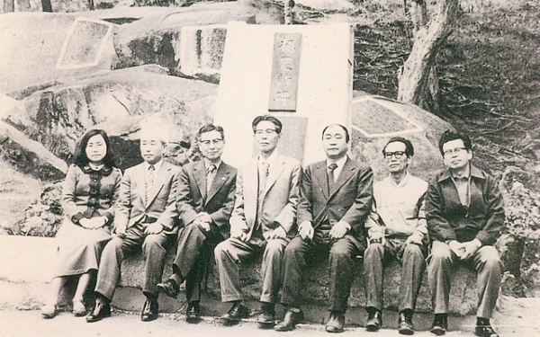 1974년 매창시비 앞에서(왼쪽부터 김미라, 송지영, 정비석, 김태수, 김지용, 김원규, 김민성).