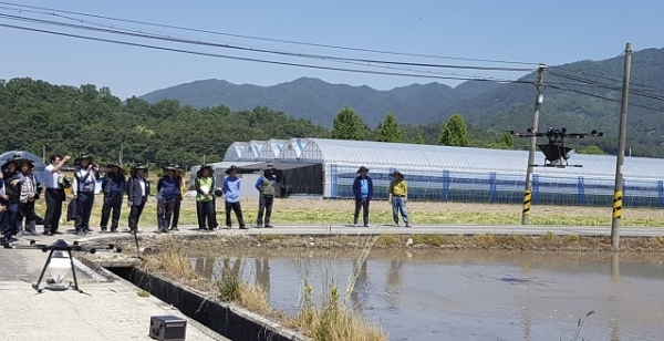 장수군농업기술센터는 농작물 방제작업과 첨단 농업기계화 촉진을 위해 농업용 드론지원 사업을 추진한다.