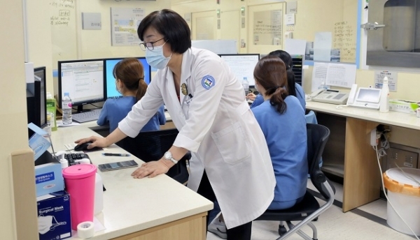 전북대병원 음압병동에서 환자의 상태를 모니터로 살펴보는 의료진들.