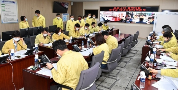 완주군의회가 지난 6일 완주군 재난안전대책본부를 방문해 코로나19 대응상황에 대한 설명을 듣고 관계자들을 위문 격려했다.