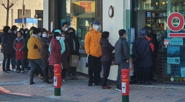 군산의 한 약국앞에 시민들이 마스크를 구매하기 위해 줄을 서 있다.