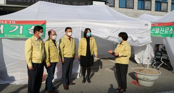 지난 5일 익산시의회가 익산시보건소 선별진료소를 찾아 현장 근무자들을 위로·격려하고 위문품을 전달했다.