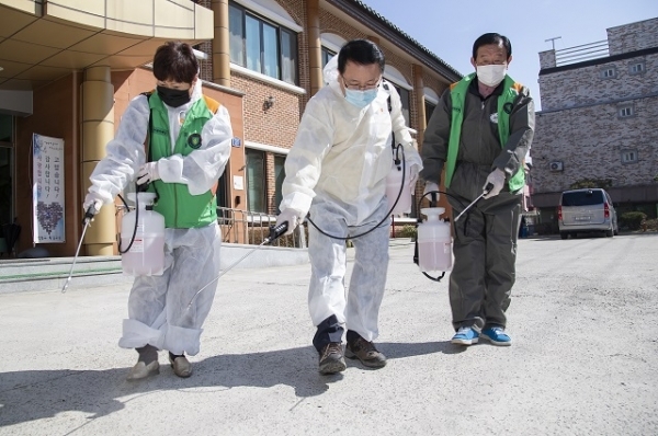 지난 6일 정헌율 익산시장(가운데)이 시민들과 함께 신동 대학로 일원에서 방역소독 봉사활동을 벌였다.