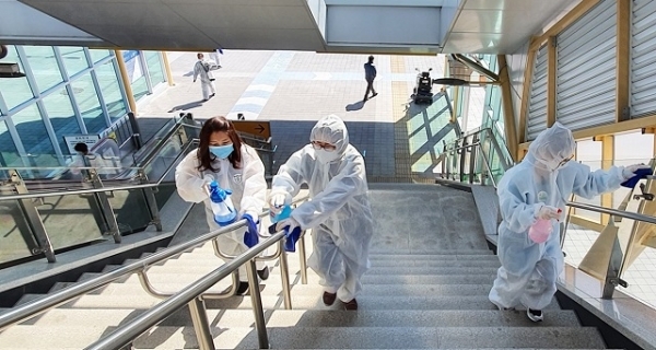 정읍역에서 자원봉사자들이 코로나19의 지역사회 전파를 차단하기 위해 방역 및 소독 활동을 펼치고 있다.