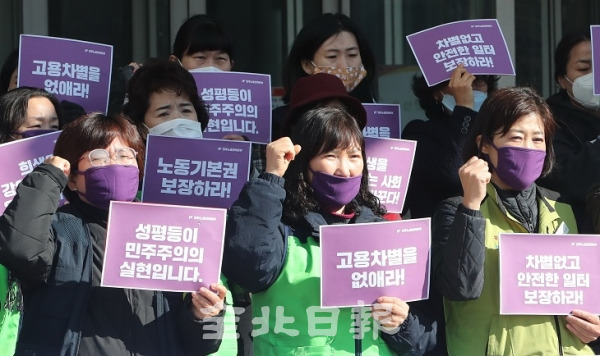 6일 민주노총 전북본부가 전북도청 앞에서 기자회견을 열고 성평등한 일자리 보장을 요구하고 있다. 조현욱 기자