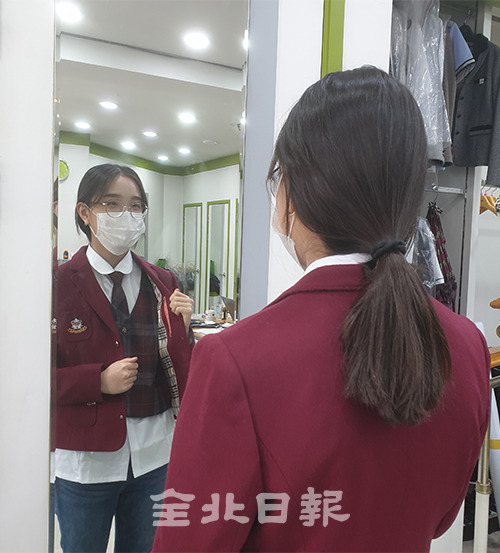 전주 중앙여고 신입생 공유경 양이 교복점에서 학교 공동구매한 교복을 입어보며 새학기 설렘을 느끼고 있다. 촬영=김보현 기자.