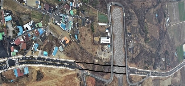 전주시 송천동 메가월드 사거리에서 전미동과 완주군을 잇는 4차선 도로 확장공사가 일부 구간의 공사가 진행되지 못하면서 반쪽도로로 전락하고 있다.