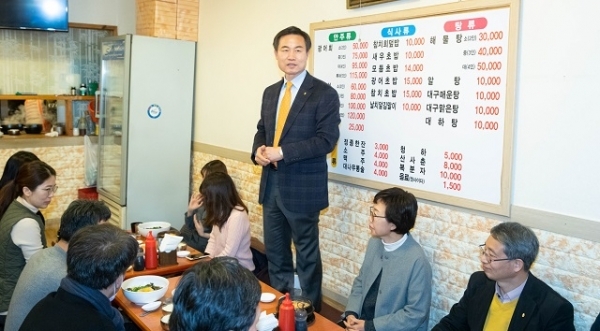 김동원 전북대 총장이 교직원들과 식사하며 대학 주변 상권 이용을 독려하고 있다.