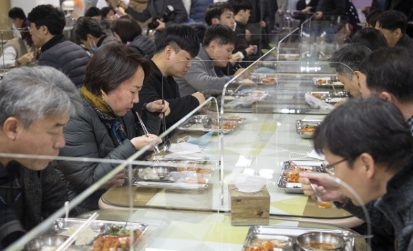 익산시청 직원들이 구내식당에서 칸막이 설치를 통한 비대면 식사를 하고 있다.