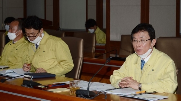 9일 이환주 남원시장이 확대간부회의에서 코로나19의 지역 확산을 막기 위한 철저한 대응을 주문하고 있다.