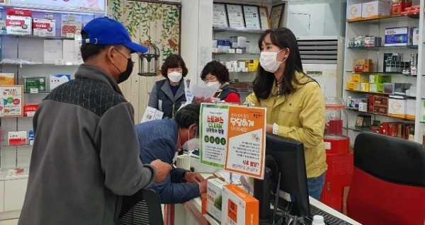 남원시가 9일부터 공적 마스크의 원활한 공급을 돕기 위해 약국 39곳에 의용소방대원과 시청 직원을 배치했다.