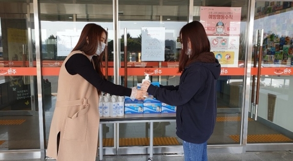 완주군 건강가정·다문화지원센터가 코로나19 확산 예방을 위해 아이돌봄 지원사업 돌보미 전원에게 마스크와 손소독제를 일괄 지급했다.