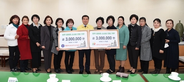 완주군 여성단체협의회와 생활개선회 완주군연합회가 완주 평화의 소녀상 건립 성금을 전달했다.