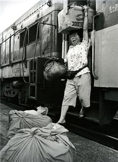 폐쇄될 것으로 예고된 남광주역을 1999년부터 2000년까지 두해에 걸쳐 현장을 기록한 김지연의 사진. 사라져가는 것들에 대한 관심으로부터 그녀의 사진은 빛을 발했다.