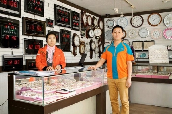 요즘 자영업자들이 어려움을 겪고 있는데, 김지연은 2016년 자영업자 시리즈를 카메라에 담았다.