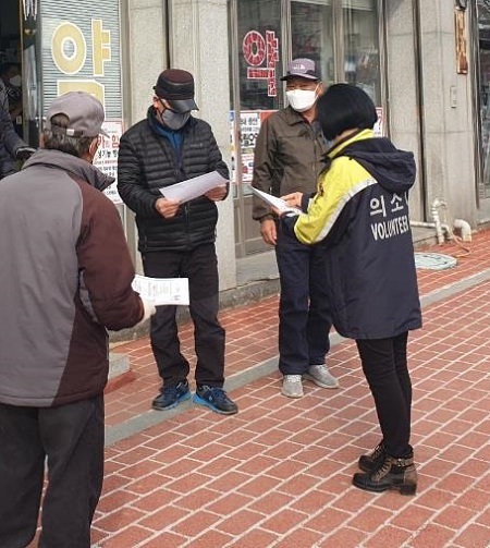 9일 전북 의용소방대연합회가 도내 읍 지역 약국 115곳에 코로나19 관련 마스크 배부 지원활동을 펼쳤다. 사진제공= 전북소방본부