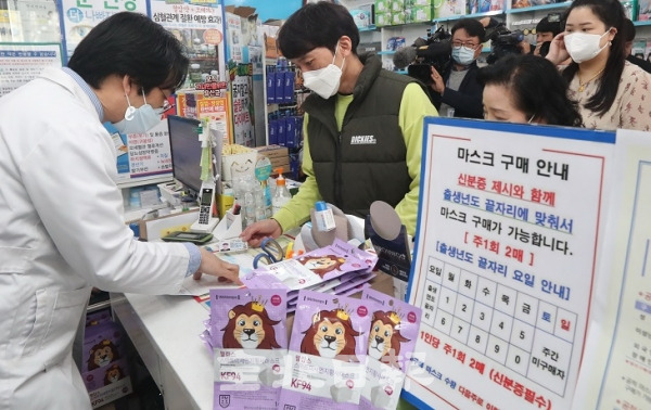 마스크 5부제 시행 첫 날인 9일 전주시의 한 약국에서 시민들이 신분증을 제시하며 마스크를 사고 있다. 조현욱 기자