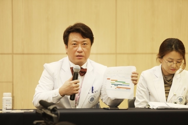 이왕준 이사장이 명지병원에 입원했던 코로나19 환자 치료 사례 등을 설명하고 있다.