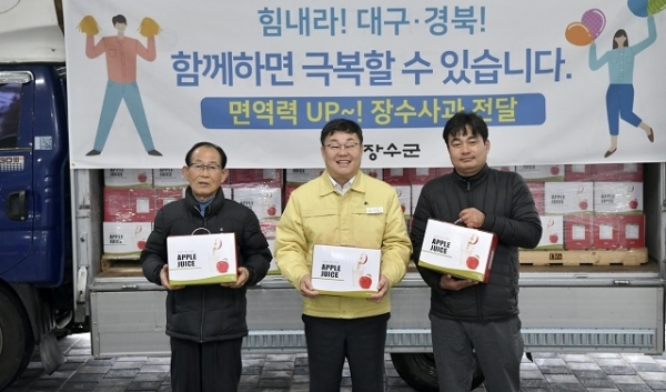 10일 장수군이 코로나19 확산을 막기 위해 사투를 벌이고 있는 대구·경북 의료진에 장수사과즙을 전달했다.