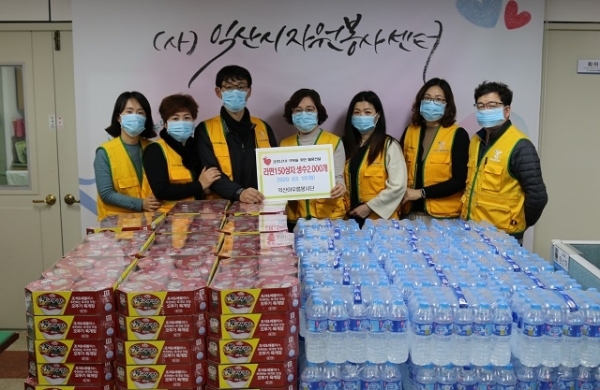 10일 익산아우름봉사단이 코로나19 극복을 위한 후원으로 컵라면 150상자와 생수 2000개를 익산시자원봉사센터에 기탁했다.