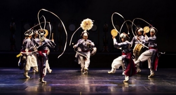 ‘2020년 전국풍물상설공연 지원사업’에 선정된 ‘연희단 청연’. 오는 5월부터 ‘HIP(힙)한 광대들’로 전주를 찾는다.