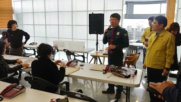 10일 전주 완산경찰서가 전주시청 상황실을 방문해 코로나19 확산 방지를 위해 노력 중인 공무원들에게 감사의 뜻을 전했다. 사진제공= 전주 완산경찰서