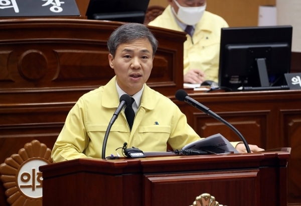 10일 김승수 전주시장이 시의회 본회의장에서 코로나19에 따른 긴급 추경편성에 대해 설명하고 있다.