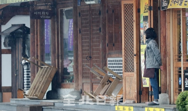 10일 코로나19 확산으로 인해 전주 한옥마을 점포들의 매출이 급감한 가운데 한 매장의 직원이 나와 손님을 기다리고 있다. 조현욱 기자