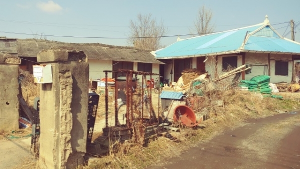 전주시 도도동의 한 주택. 담벼락과 대문 없이 허름한 채로 비바람을 막아내고 있다.