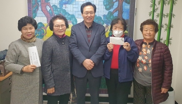 11일 익산시 영등동 제일 4차경로당과 곡영·대동 경로당이 코로나19 피해지역 주민을 위해 써 달라며 성금 80만원을 영등2동에 기탁했다.