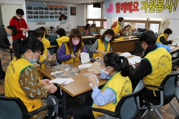 지난 9일부터 익산시자원봉사센터가 재능기부를 통한 면 마스크 만들기를 진행하고 있다.