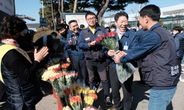 11일 완주군 봉동읍 현대차 전주공장 정문에 마련된 ‘꽃 특별 판매장’에서 직원들이 코로나19 사태로 직격탄을 맞은 화훼농가를 돕기 위해 꽃을 구매하고 있다.