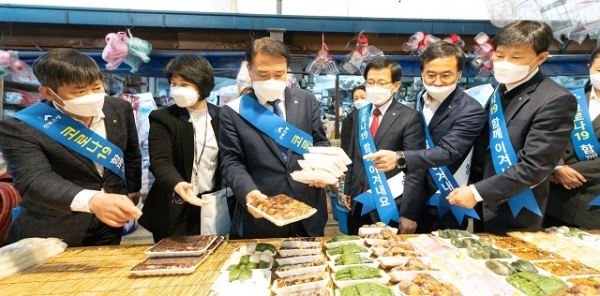 11일 전북은행이 코로나19로 어려움을 겪고 있는 전통시장을 찾아 장보기 행사를 진행하고 있다.