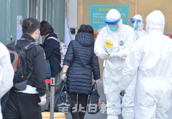 전북도는 코로나19로 대구·경북지역의 아픔을 함께 보듬기 위해 군산·진안·남원의료원에 환자를 수용키로 하고 11일 처음으로 경증환자들이 남원의료원에 도착해 이송요원의 안내를 받으며 검사를 위해 진료실로 들어가고 있다. 오세림 기자