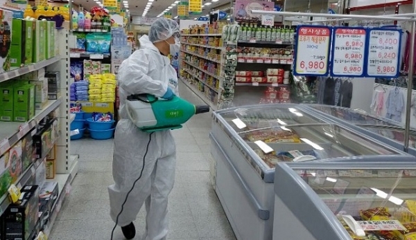 정읍농협 코로나19 감염 예방을 위해 하나로마트에서 방역소독을 하고 있다.