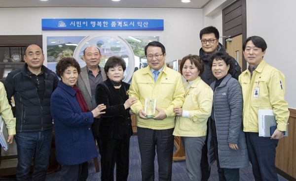 11일 익산시 평화동 평화지구 주민협의체 대표 4명이 정헌율 시장에게 지역 주민의 마음을 담은 감사패를 전달했다.