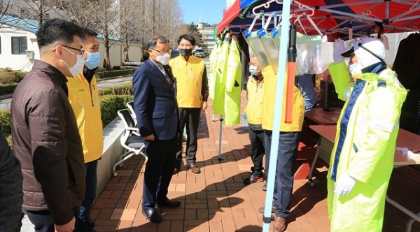 지난 11일 원광대 박맹수 총장이 중국인 유학생 격리시설을 방문해 자원봉사단을 격려했다.