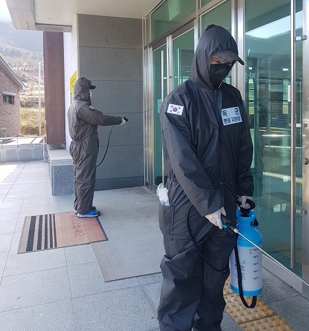 지난 9일부터 육군 제7733부대 1대대가 진안 곳곳에서 코로나19 확산 차단을 위한 방역활동을 펼치고 있다.