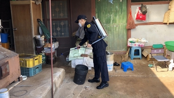 12일 전북경찰청 기동1중대가 취약계층 가구를 방문해 방역활동을 펼치고 있다.