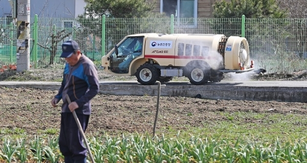 농촌진흥청은 코로나19의 농촌지역 유입 및 확산을 방지하기 위해 12일 완주군 덕천마을에서 농업용 방제기계인 스피드스프레이를 이용해 마을 곳곳에 소독제를 살포하며 방역활동을 하고 있다. 사진제공=농촌진흥청