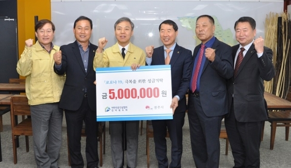 12일 대한전문건설협회 전북도회가 코로나19 확산으로 인해 어려움을 겪고 있는 취약계층을 위해 전주시에 성금 500만원을 전달했다.