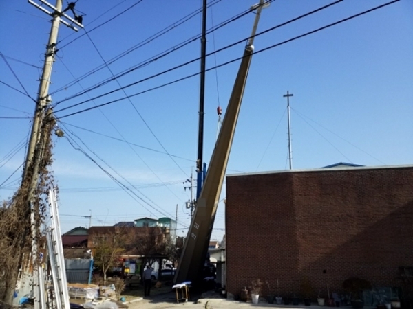 12일 정읍시 한 교회에서 십자가 첨탑을 교체하던 인부 두 명이 감전되는 사고가 발생했다.