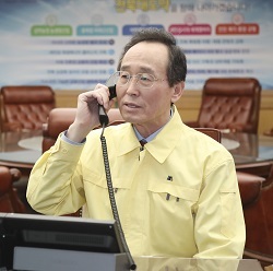 송하진 도지사가 도내 대형교회에 전화를 걸어 현장예배를 자제해 줄 것을 촉구하고 있다. 사진제공= 전북도.