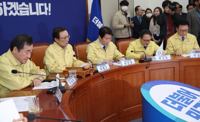 13일 서울 여의도 국회에서 열린 더불어민주당 코로나19 국난극복위원회·선거대책위원회 연석회의에서 이해찬 당대표가 비례연합정당 참여 등과 관련한 발언을 하고 있다. /연합뉴스