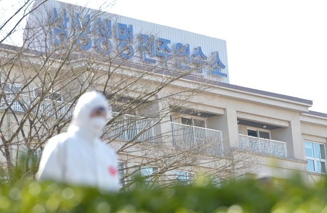 12일 대구 경증확진자 169명을 수용한 삼성생명연수소 / 오세림