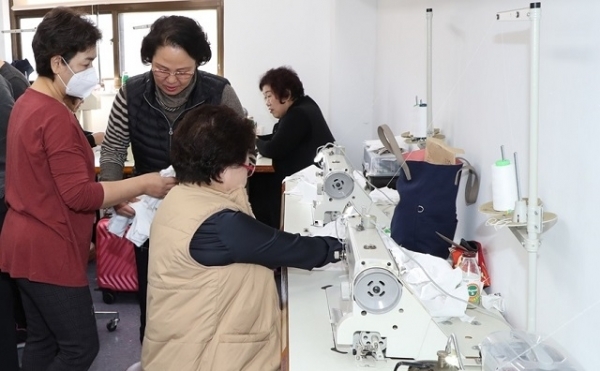 정읍여성문화관 양재반 교육과정 수강생 등 20여명이 천 마스크를 직접 제작하고 있다.