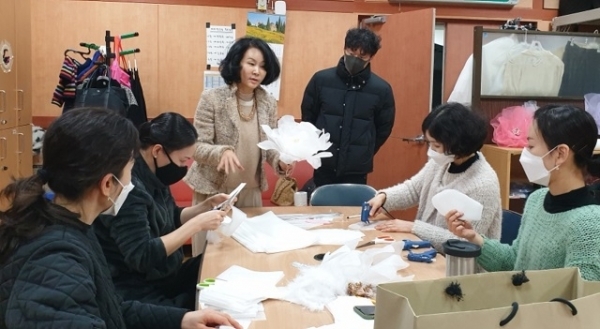 여미도 단장과 무용단원들이 소모임으로 모여 정기공연 ‘천변연가’에 사용할 소품을 만들고 있다.