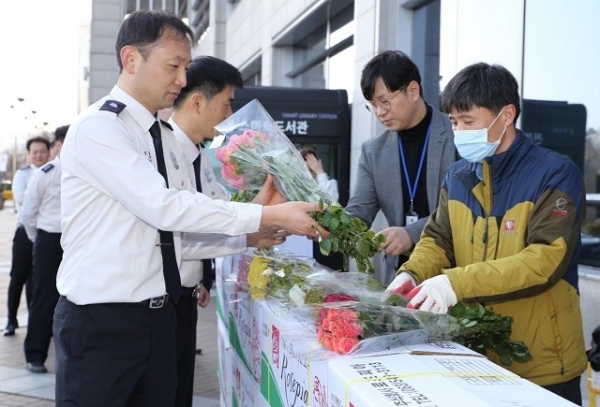 전북 소방본부가 코로나19 여파로 인한 화훼농가의 어려움을 함께 나누고자 화훼농가 꽃 소비촉진 행사를 펼치고 있다. 사진제공= 전북소방본부