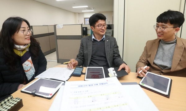 13일 코로나19로 인해 혈액이 부족한 가운데 대한적십자사 전북혈액원에서 유기철 팀장을 비롯한 팀원들이 혈액 보유량을 올리기 위해 단체 헌혈 일정 등을 공유하며 회의를 하고 있다. 조현욱 기자