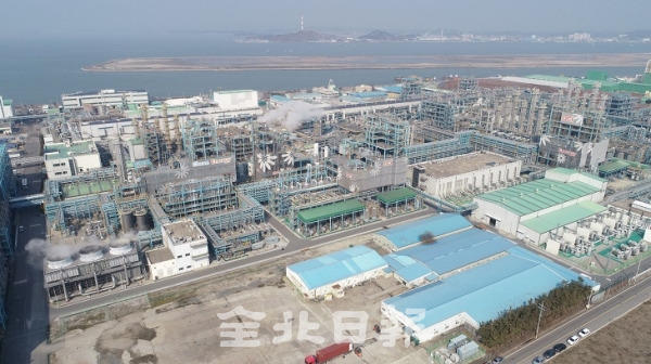 태양광 폴리실리콘 생산기업인 OCI군산공장이 전면 가동중단에 이어 전직원을 대상으로 희망퇴직 신청을 받으며 대규모 구조조정이 시작돼 15일 근로자들의 불안감이 고조되고 있다. 오세림 기자